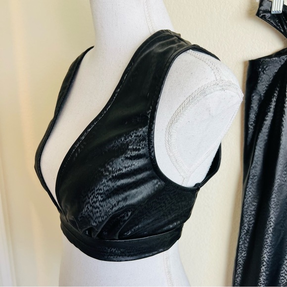 Black Faux Leather Wet Look Crop Top & Cut Out Side O Ring Zipper Pants Set - Picture 8 of 12